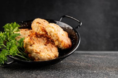 Et, domuz pirzolası, sığır eti, tavuk, kuzu kızartması taze lezzetli gurme yemek arkaplanı masanın kırsal kesiminde fotokopi alanı.