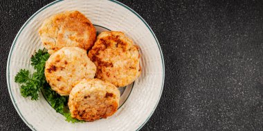 Et, domuz pirzolası, sığır eti, tavuk, kuzu kızartması taze lezzetli gurme yemek arkaplanı masanın kırsal kesiminde fotokopi alanı.