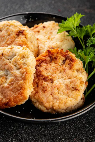 Et, domuz pirzolası, sığır eti, tavuk, kuzu kızartması taze lezzetli gurme yemek arkaplanı masanın kırsal kesiminde fotokopi alanı.