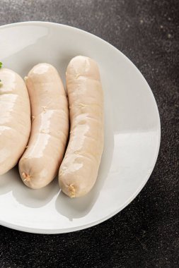 Beyaz sosisli et yemeği taze sucuklu sosis taze lezzetli gurme yemek arkaplanı masa kırsal yiyeceklerin üst görüntüsü fotokopi alanı.