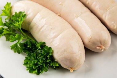 Beyaz sosisli et yemeği taze sucuklu sosis taze lezzetli gurme yemek arkaplanı masa kırsal yiyeceklerin üst görüntüsü fotokopi alanı.