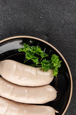 Beyaz sosisli et yemeği taze sucuklu sosis taze lezzetli gurme yemek arkaplanı masa kırsal yiyeceklerin üst görüntüsü fotokopi alanı.