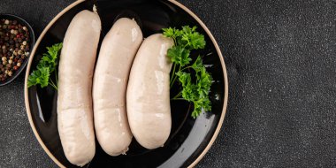 Beyaz sosisli et yemeği taze sucuklu sosis taze lezzetli gurme yemek arkaplanı masa kırsal yiyeceklerin üst görüntüsü fotokopi alanı.