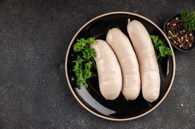 Beyaz sosisli et yemeği taze sucuklu sosis taze lezzetli gurme yemek arkaplanı masa kırsal yiyeceklerin üst görüntüsü fotokopi alanı.