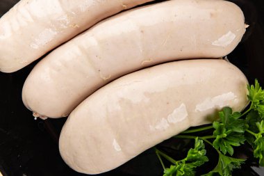 Beyaz sosisli et yemeği taze sucuklu sosis taze lezzetli gurme yemek arkaplanı masa kırsal yiyeceklerin üst görüntüsü fotokopi alanı.