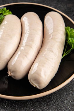 Beyaz sosisli et yemeği taze sucuklu sosis taze lezzetli gurme yemek arkaplanı masa kırsal yiyeceklerin üst görüntüsü fotokopi alanı.