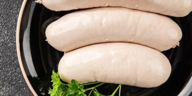 Beyaz sosisli et yemeği taze sucuklu sosis taze lezzetli gurme yemek arkaplanı masa kırsal yiyeceklerin üst görüntüsü fotokopi alanı.