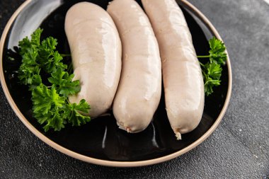 Beyaz sosisli et yemeği taze sucuklu sosis taze lezzetli gurme yemek arkaplanı masa kırsal yiyeceklerin üst görüntüsü fotokopi alanı.