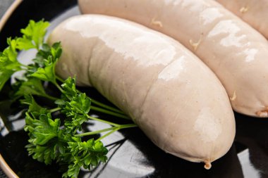 Beyaz sosisli et yemeği taze sucuklu sosis taze lezzetli gurme yemek arkaplanı masa kırsal yiyeceklerin üst görüntüsü fotokopi alanı.