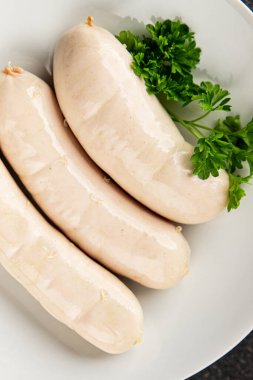 Beyaz sosisli et yemeği taze sucuklu sosis taze lezzetli gurme yemek arkaplanı masa kırsal yiyeceklerin üst görüntüsü fotokopi alanı.