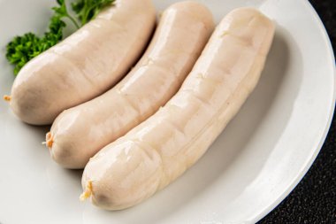 Beyaz sosisli et yemeği taze sucuklu sosis taze lezzetli gurme yemek arkaplanı masa kırsal yiyeceklerin üst görüntüsü fotokopi alanı.