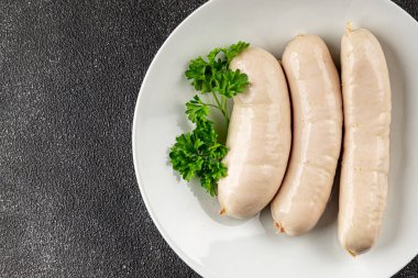 Beyaz sosisli et yemeği taze sucuklu sosis taze lezzetli gurme yemek arkaplanı masa kırsal yiyeceklerin üst görüntüsü fotokopi alanı.