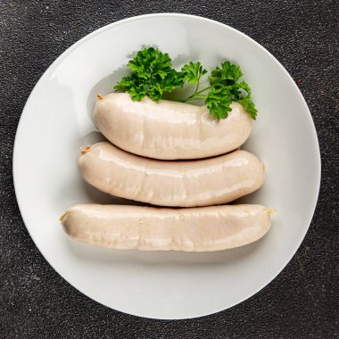 Beyaz sosisli et yemeği taze sucuklu sosis taze lezzetli gurme yemek arkaplanı masa kırsal yiyeceklerin üst görüntüsü fotokopi alanı.