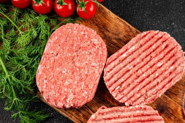 Çiğ et pirzolası, sığır eti, kuzu eti taze gurme yemek arkaplanı masa kırsal yiyeceklerin üst görünümü fotokopi alanı.