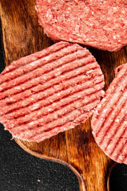 Çiğ et pirzolası, sığır eti, kuzu eti taze gurme yemek arkaplanı masa kırsal yiyeceklerin üst görünümü fotokopi alanı.