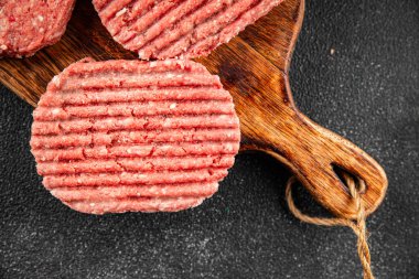 Çiğ et pirzolası, sığır eti, kuzu eti taze gurme yemek arkaplanı masa kırsal yiyeceklerin üst görünümü fotokopi alanı.
