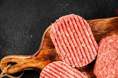 Çiğ et pirzolası, sığır eti, kuzu eti taze gurme yemek arkaplanı masa kırsal yiyeceklerin üst görünümü fotokopi alanı.
