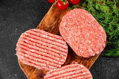 Çiğ et pirzolası, sığır eti, kuzu eti taze gurme yemek arkaplanı masa kırsal yiyeceklerin üst görünümü fotokopi alanı.