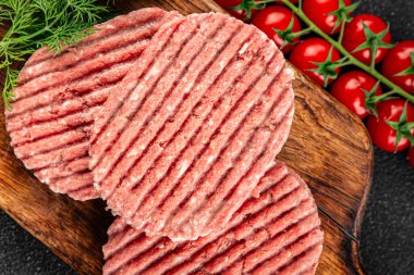 Çiğ et pirzolası, sığır eti, kuzu eti taze gurme yemek arkaplanı masa kırsal yiyeceklerin üst görünümü fotokopi alanı.