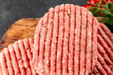 Çiğ et pirzolası, sığır eti, kuzu eti taze gurme yemek arkaplanı masa kırsal yiyeceklerin üst görünümü fotokopi alanı.