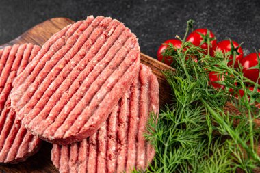 Çiğ et pirzolası, sığır eti, kuzu eti taze gurme yemek arkaplanı masa kırsal yiyeceklerin üst görünümü fotokopi alanı.