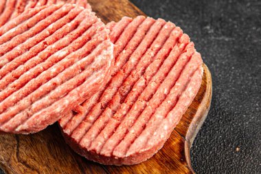 Çiğ et pirzolası, sığır eti, kuzu eti taze gurme yemek arkaplanı masa kırsal yiyeceklerin üst görünümü fotokopi alanı.