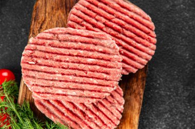 Çiğ et pirzolası, sığır eti, kuzu eti taze gurme yemek arkaplanı masa kırsal yiyeceklerin üst görünümü fotokopi alanı.