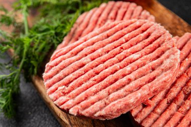 Çiğ et pirzolası, sığır eti, kuzu eti taze gurme yemek arkaplanı masa kırsal yiyeceklerin üst görünümü fotokopi alanı.