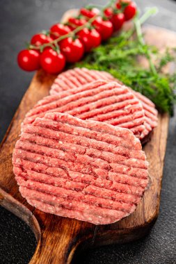 Çiğ et pirzolası, sığır eti, kuzu eti taze gurme yemek arkaplanı masa kırsal yiyeceklerin üst görünümü fotokopi alanı.