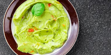 Guacamole sosu avokado sosu aperatif sebze yemeği organik ürün taze lezzetli gurme yemek arka planı masa rustik gıda üst görünümü fotokopi alanı üzerinde 
