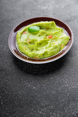 Guacamole sosu avokado sosu aperatif sebze yemeği organik ürün taze lezzetli gurme yemek arka planı masa rustik gıda üst görünümü fotokopi alanı üzerinde 