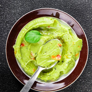 Guacamole sosu avokado sosu aperatif sebze yemeği organik ürün taze lezzetli gurme yemek arka planı masa rustik gıda üst görünümü fotokopi alanı üzerinde 