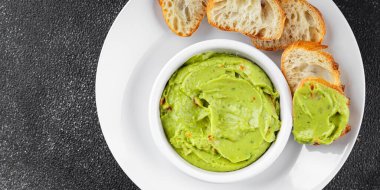 Guacamole sosu avokado sosu aperatif sebze yemeği organik ürün taze lezzetli gurme yemek arka planı masa rustik gıda üst görünümü fotokopi alanı üzerinde 