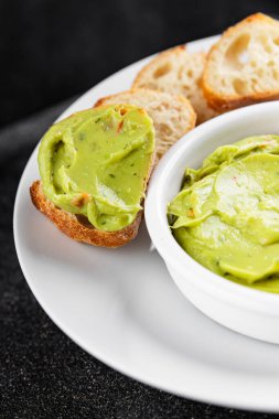 Guacamole sosu avokado sosu aperatif sebze yemeği organik ürün taze lezzetli gurme yemek arka planı masa rustik gıda üst görünümü fotokopi alanı üzerinde 