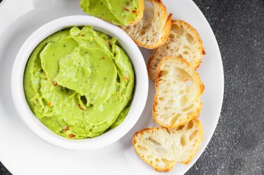 Guacamole sosu avokado sosu aperatif sebze yemeği organik ürün taze lezzetli gurme yemek arka planı masa rustik gıda üst görünümü fotokopi alanı üzerinde 