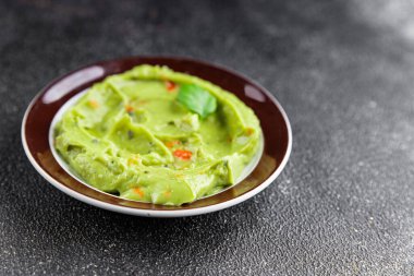 Guacamole sosu avokado sosu aperatif sebze yemeği organik ürün taze lezzetli gurme yemek arka planı masa rustik gıda üst görünümü fotokopi alanı üzerinde 