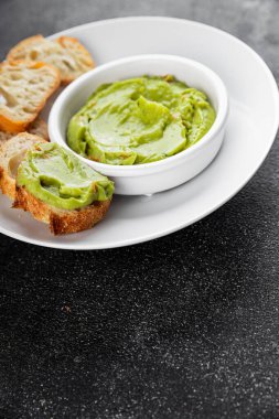 Guacamole sosu avokado sosu aperatif sebze yemeği organik ürün taze lezzetli gurme yemek arka planı masa rustik gıda üst görünümü fotokopi alanı üzerinde 