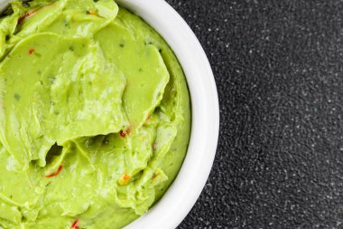 Guacamole sosu avokado sosu aperatif sebze yemeği organik ürün taze lezzetli gurme yemek arka planı masa rustik gıda üst görünümü fotokopi alanı üzerinde 