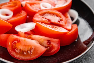 Domates salatası aperatifi sebze yemeği organik lezzetli gurme yemek arkaplanı masa rustik gıda üst görünümü fotokopi alanı