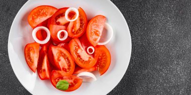 Domates salatası aperatifi sebze yemeği organik lezzetli gurme yemek arkaplanı masa rustik gıda üst görünümü fotokopi alanı