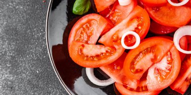 Domates salatası aperatifi sebze yemeği organik lezzetli gurme yemek arkaplanı masa rustik gıda üst görünümü fotokopi alanı