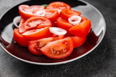 Domates salatası aperatifi sebze yemeği organik lezzetli gurme yemek arkaplanı masa rustik gıda üst görünümü fotokopi alanı