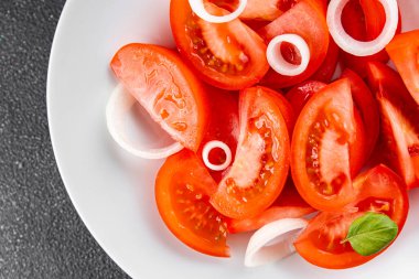 Domates salatası aperatifi sebze yemeği organik lezzetli gurme yemek arkaplanı masa rustik gıda üst görünümü fotokopi alanı