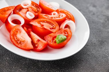 Domates salatası aperatifi sebze yemeği organik lezzetli gurme yemek arkaplanı masa rustik gıda üst görünümü fotokopi alanı