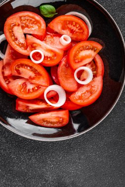 Domates salatası aperatifi sebze yemeği organik lezzetli gurme yemek arkaplanı masa rustik gıda üst görünümü fotokopi alanı