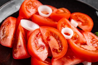 Domates salatası aperatifi sebze yemeği organik lezzetli gurme yemek arkaplanı masa rustik gıda üst görünümü fotokopi alanı
