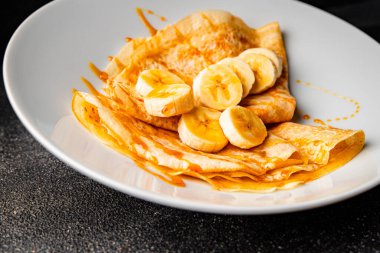 Krep, muz şurubu, krep kahvaltı, tatlı tatlı, organik ürün, lezzetli gurme yemek arkaplan, masa kırsal yiyeceklerin üst görünümü, fotokopi alanı.