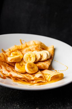 Krep, muz şurubu, krep kahvaltı, tatlı tatlı, organik ürün, lezzetli gurme yemek arkaplan, masa kırsal yiyeceklerin üst görünümü, fotokopi alanı.