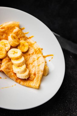 Krep, muz şurubu, krep kahvaltı, tatlı tatlı, organik ürün, lezzetli gurme yemek arkaplan, masa kırsal yiyeceklerin üst görünümü, fotokopi alanı.