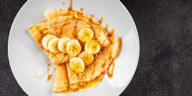 Krep, muz şurubu, krep kahvaltı, tatlı tatlı, organik ürün, lezzetli gurme yemek arkaplan, masa kırsal yiyeceklerin üst görünümü, fotokopi alanı.